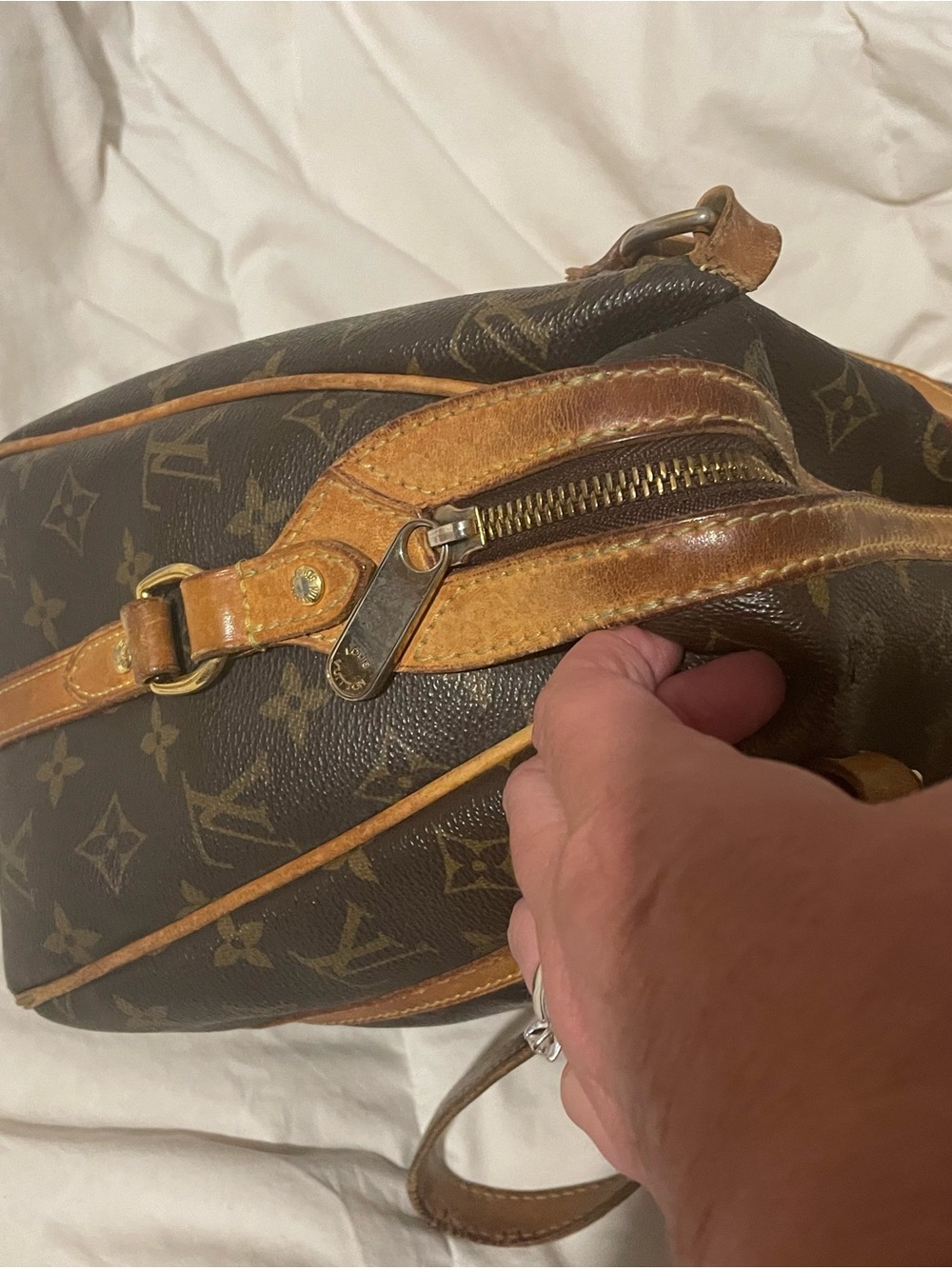 Louis Vuitton Stresa GM Monogram Shoulder Bag with Tan Leather and Gold Hardware - Picture 5 of 9
